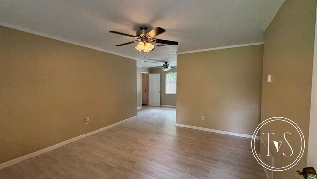 Foto del edificio - 411 Rogers Rd