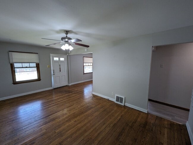 Foto del edificio - Welcome to Your Charming New Home on Minnie Avenue!