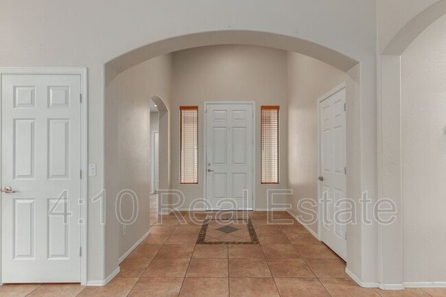 Building Photo - 2182 E Redwood Dr