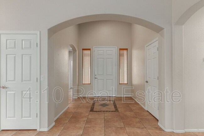 Foto del edificio - 2182 E Redwood Dr