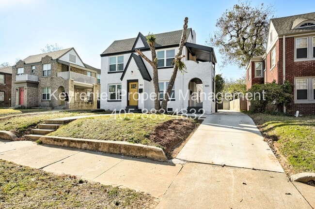 Building Photo - N Gatewood Ave Duplex