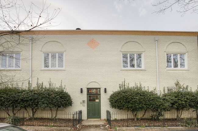 Foto del edificio - Lovely Lofted H Street Condo + Parking!