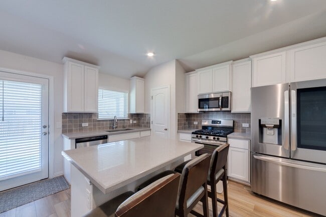 Building Photo - Beautiful 3/2/2 single story home in Venta...