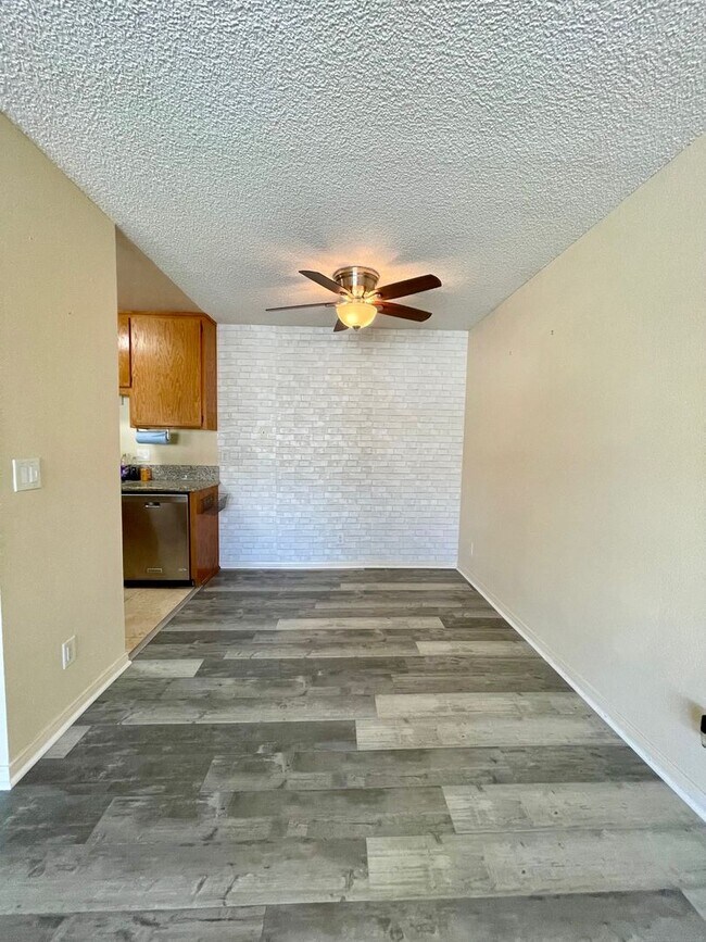 Foto del edificio - 12716 Lakeshore Dr