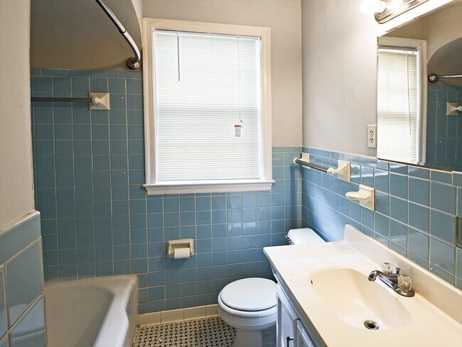 Foto del edificio - DARLING UPDATED 2 bed, 1 bath with updated appliances in HIGH POINT TERRACE