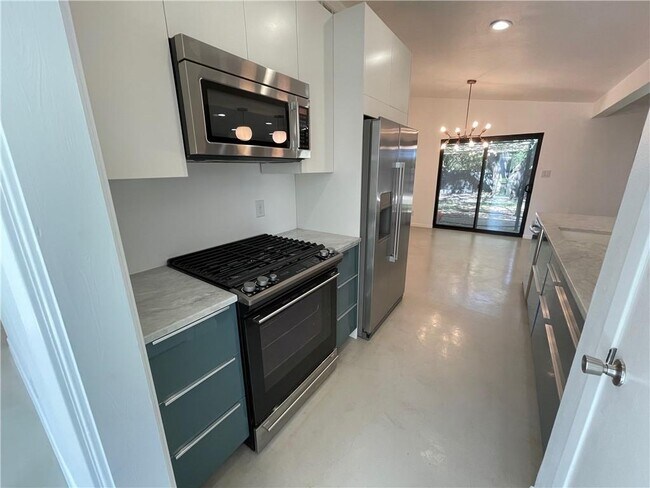 Building Photo - 4702 Surrey Dr