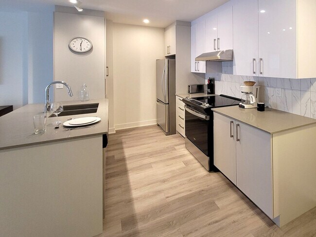 Building Photo - 3000 Av. Colomb