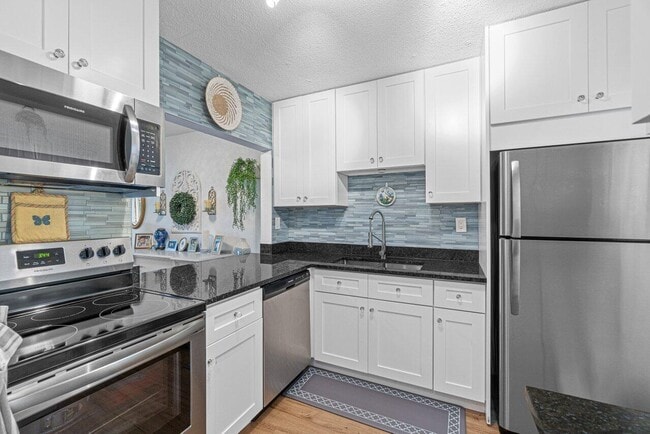 Building Photo - 2855 Garden Dr S