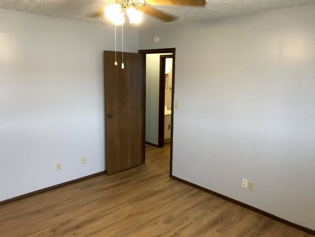 Foto del edificio - 6450 Farmdale Rd