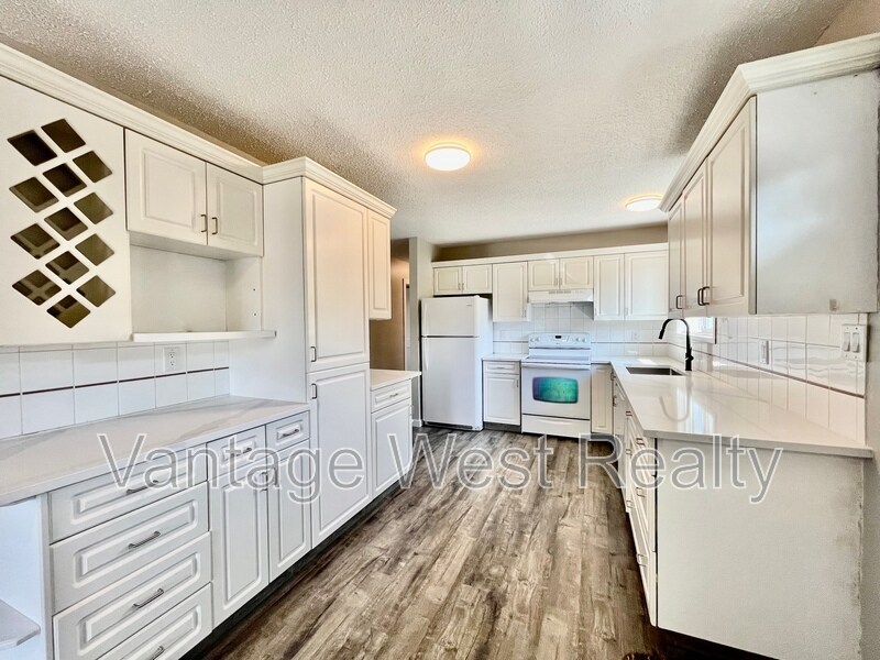 10751075 Cactus Rd, Kelowna, BC V1X 5N2 House for Rent in Kelowna