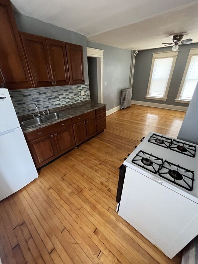 Foto del edificio - Bright 2 Bed / 1 Bath off Brady St | Free Laundry & Pet-Friendly