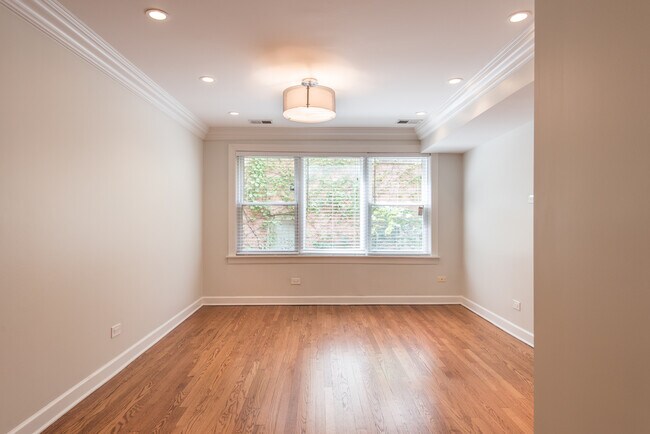 Building Photo - 4950 S King Dr