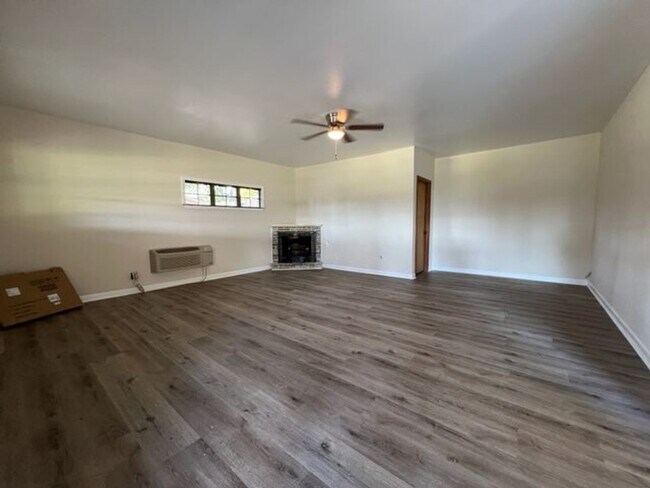 Foto del edificio - Roomy 3 bedroom/2 bath home on 1 acre in Phenix City!