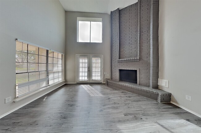 Building Photo - 2010 Creekshire Dr