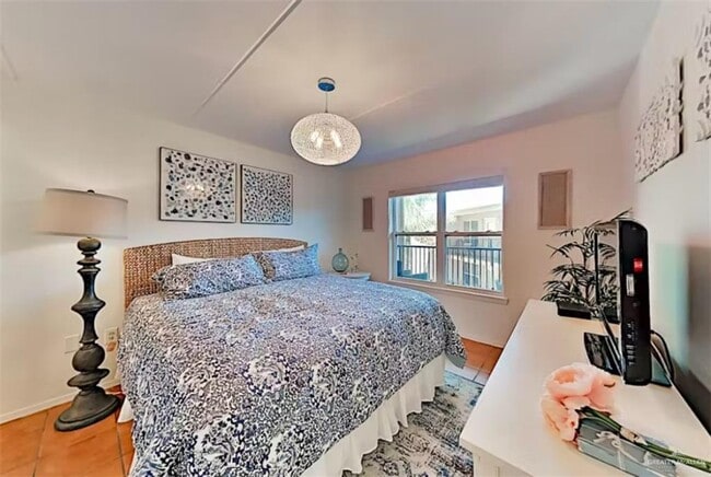 Building Photo - 11 E Coronado Dr