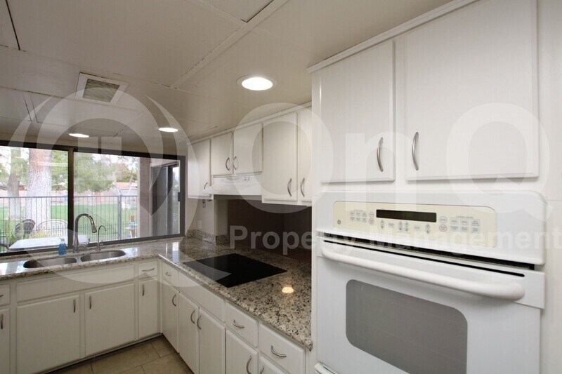 Primary Photo - 322 E Huntington Dr