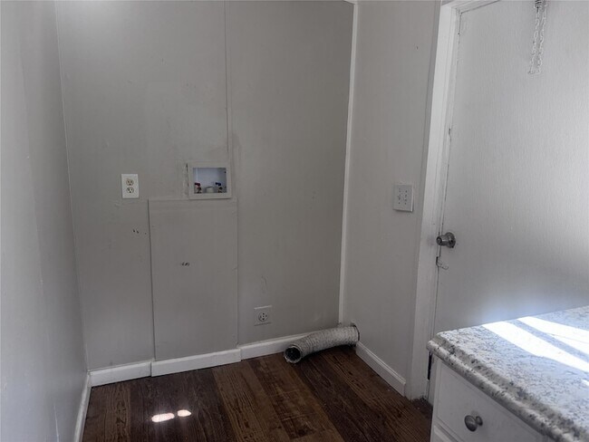 Foto del edificio - 934 Queenswood St