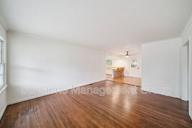 Foto del edificio - 219 E 45th Ct