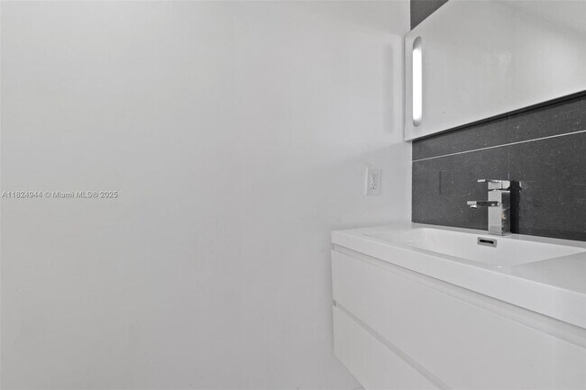 Foto del edificio - 11041 NW 7th St
