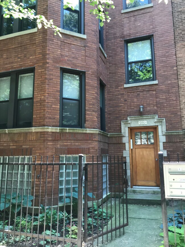 Frente - 2335 W McLean Ave