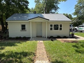 Building Photo - 220 Parker Ln