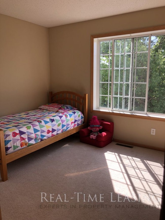 Building Photo - 2BR/1.5BA Townhouse in Lakeville