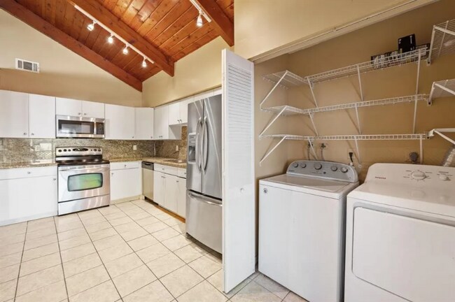 Foto del edificio - 2229 Nova Village Dr