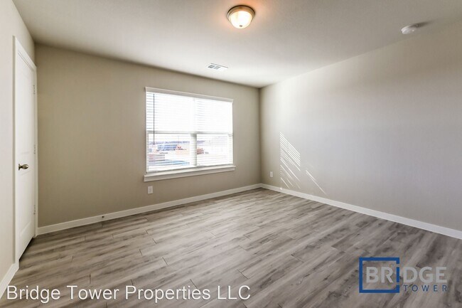 Building Photo - 4 br, 2.5 bath House - 4410 Lassen Trail