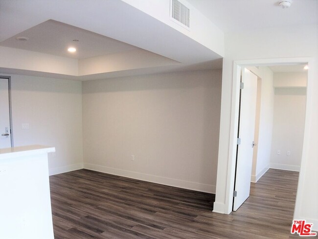 Foto del edificio - 5030 Rosewood Ave