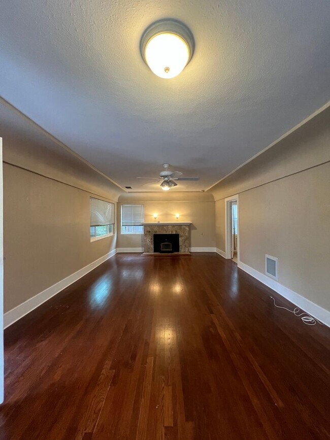 Building Photo - Come check out this Lovely home located in...