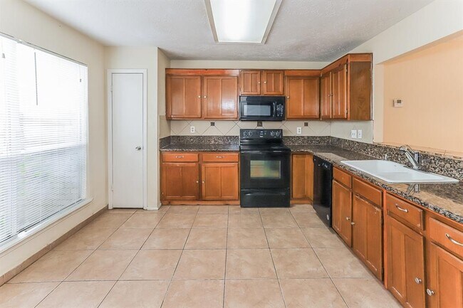 Building Photo - 17223 Foxfield Dr