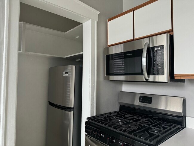 Building Photo - 319 Calendar Ave