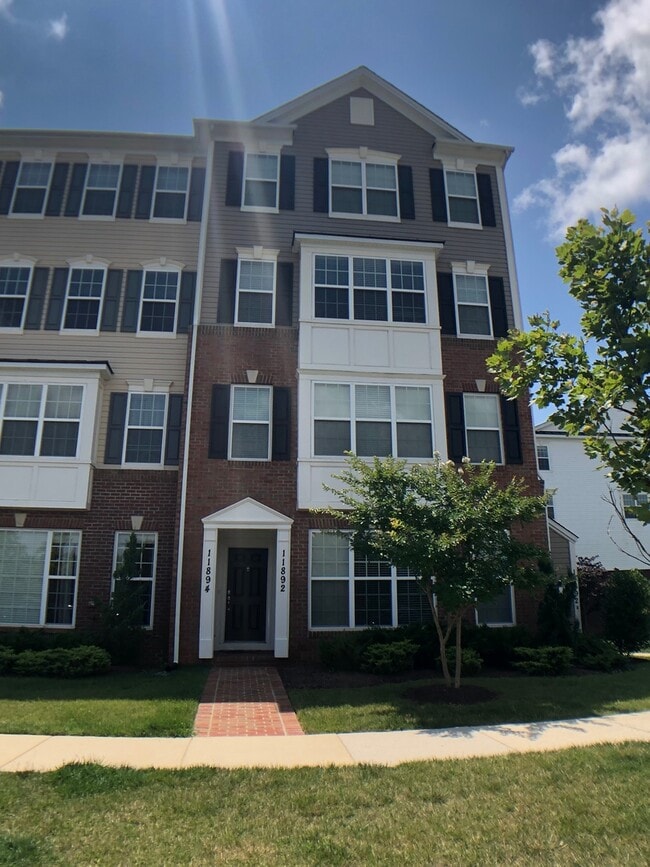 Beautiful and large 3 BR 2.5 BA townhouse/condo - Beautiful and large 3 BR 2.5 BA townhouse/condo