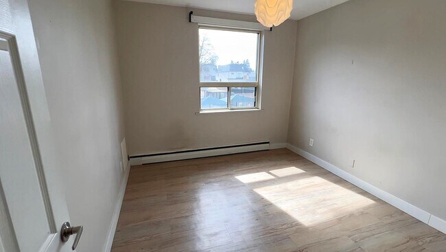 Photo du bâtiment - 1095 Lakeshore Rd E