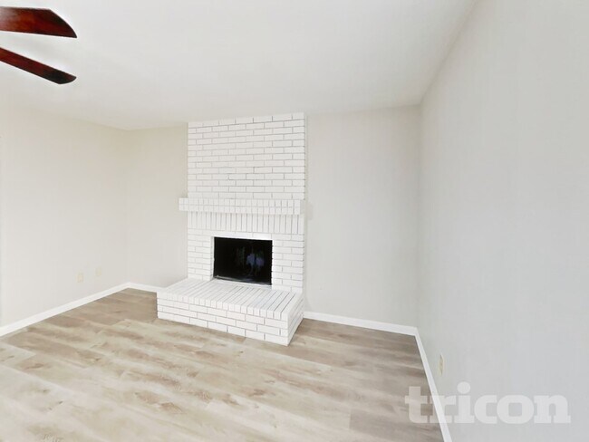 Foto del edificio - 8111 Silver Fir Dr