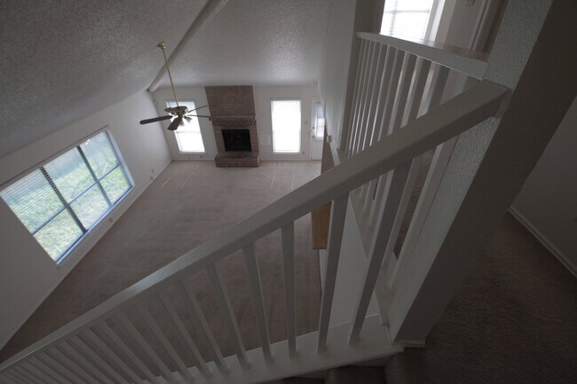 Building Photo - SPACIOUS 3 BEDROOM***GOOD FLOORPLAN W/LARG...