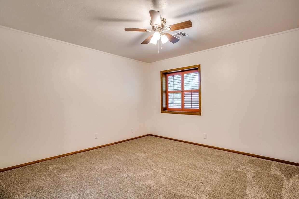 1708 Surrey Ln, Enid, OK 73703 Townhome Rentals in Enid OK