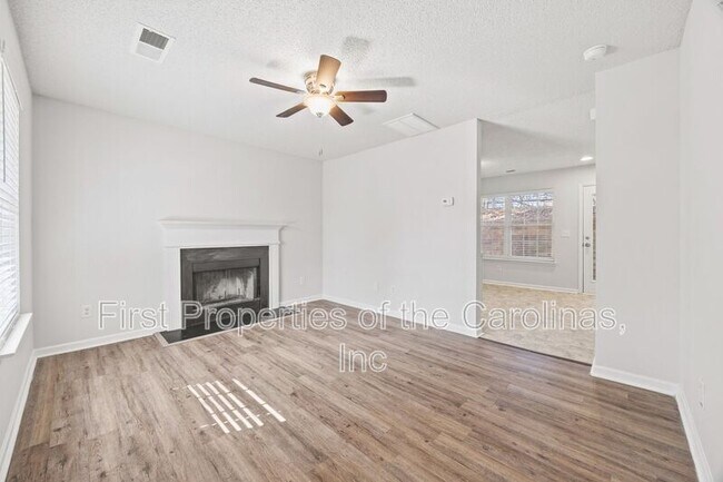 Foto del edificio - 1411 Swaying Branch Ln