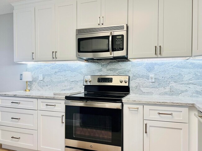 Foto del edificio - 4725 Lucerne Lakes Blvd E