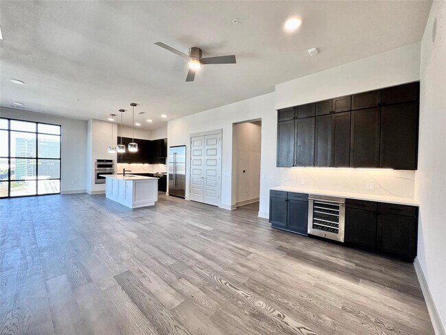 Building Photo - 3331 Oak Grove Ave