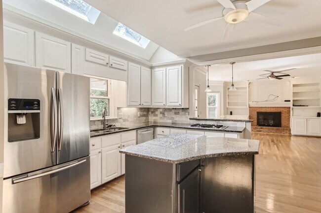 Foto del edificio - 1615 Holly Lake Cir SW