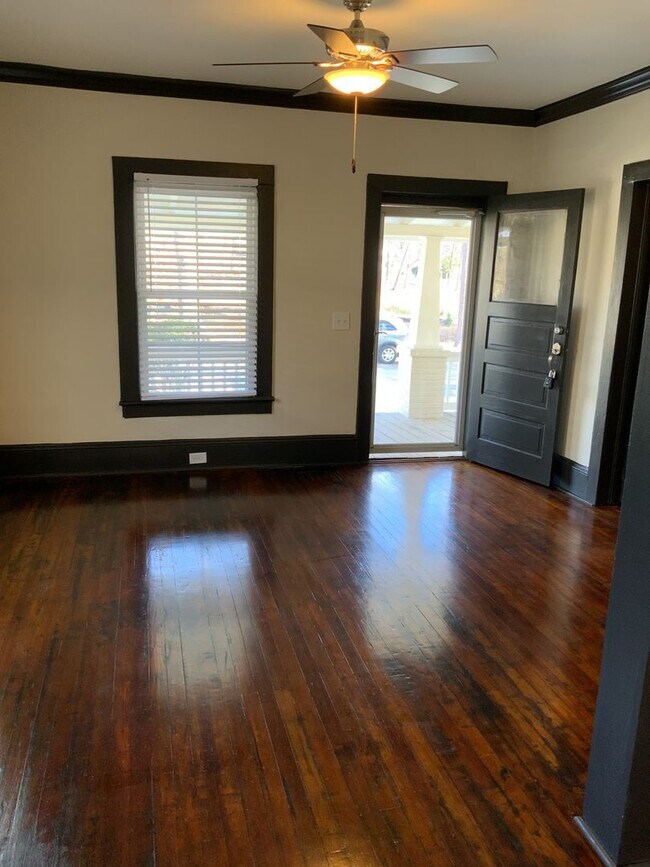 Foto del edificio - Beautiful home off of N. Main - Across fro...