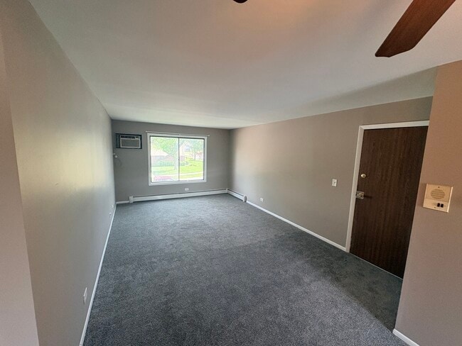Building Photo - 386 Echo Ln