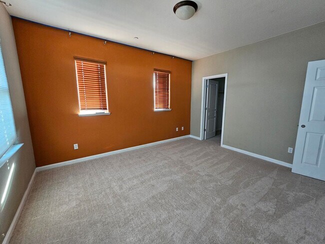 Foto del edificio - Modern Spacious Townhome in San Pablo