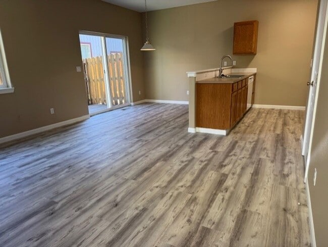 Building Photo - SW Duplex close to the Old Mill District