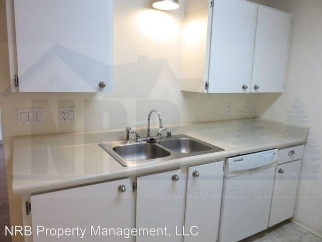 Building Photo - 4215 S 66th St