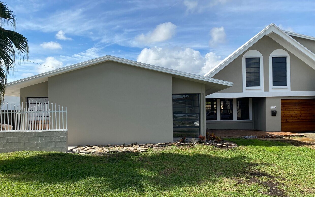 Primary Photo - 3 Bedroom Pool Home for Rent