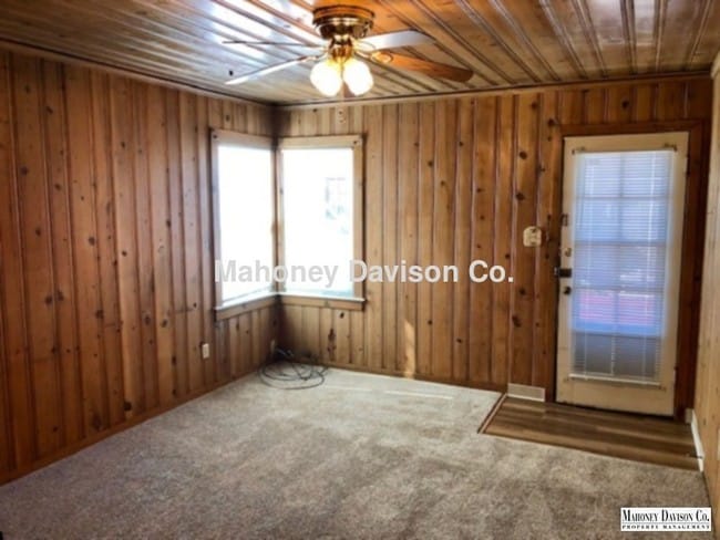 Building Photo - Charming 1 bdrm/1 bath cottage, new carpet...