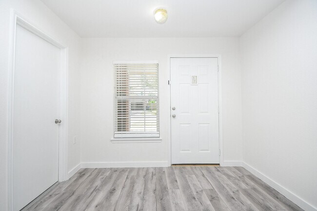 Foto del edificio - 6306 Spruce Manor Ln