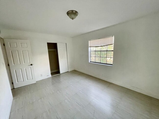 Building Photo - 607 NE 29th Dr